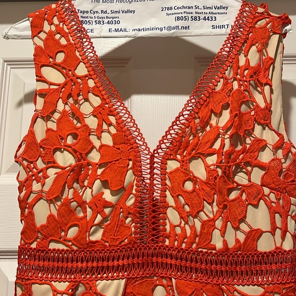 Like new Gianni Bini crochet dress with built in beige slip, Size M - Picture 2 of 5